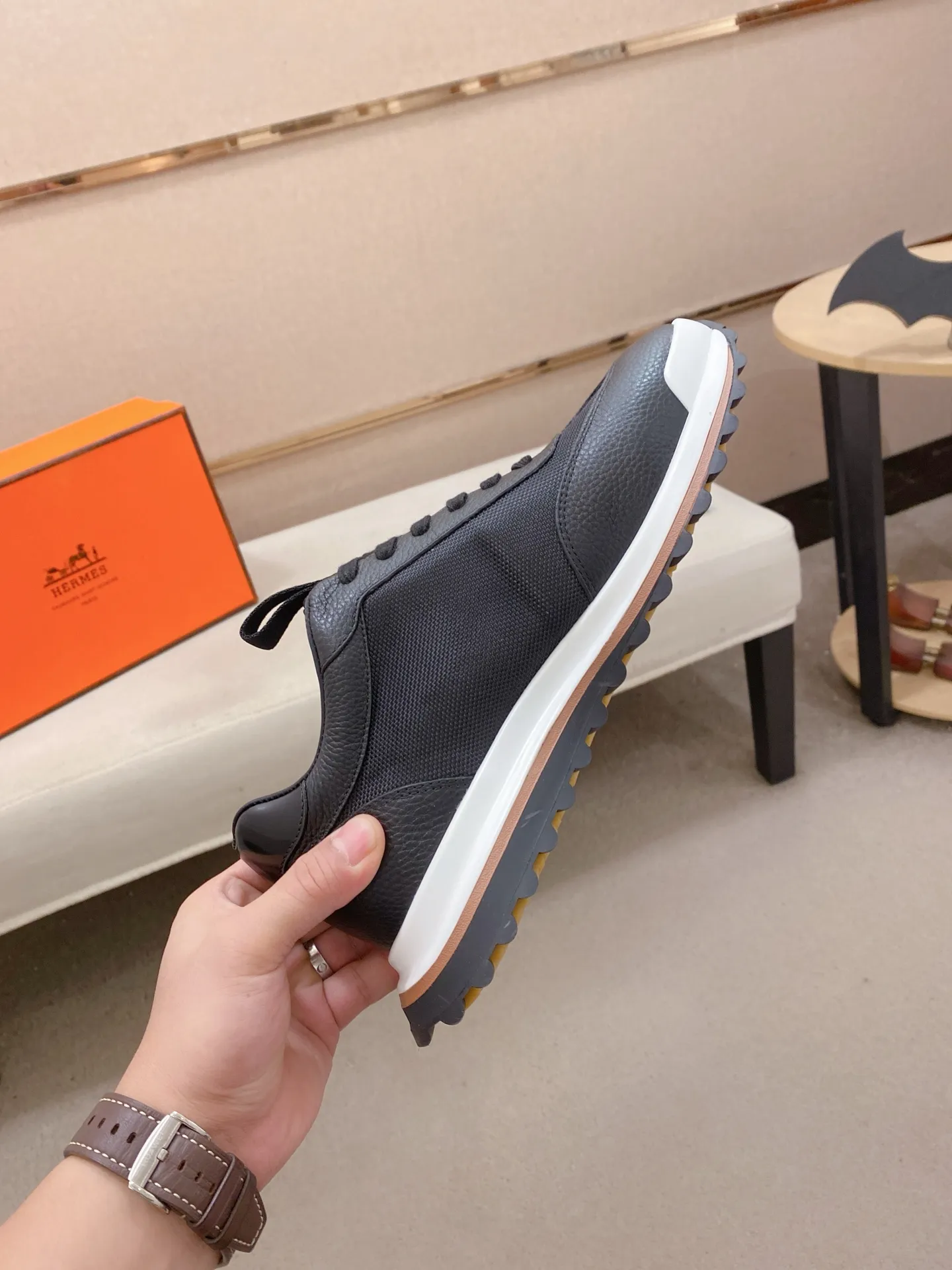 Men's shoes💰: 640💰HERMES/Hermes Leader sneakers! Tech twill, calfskin and suede goatskin sneakers featuring paneled multicolor twill, calfskin and suede. Lightweight geometric sole for a stylish urban look. Product details: White and orange rubber sole Black rubber sole with orange rubber insert Light natural leather insert White rubber toe cap Beige lambskin insole and lining Cotton strap, rubber lettering Sole height: 4cm Size: 38-39-40-41-42-43-44 (45.46 custom-made)